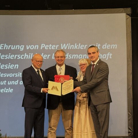 Peter Winkler mit dem Schlesierschild geehrt
