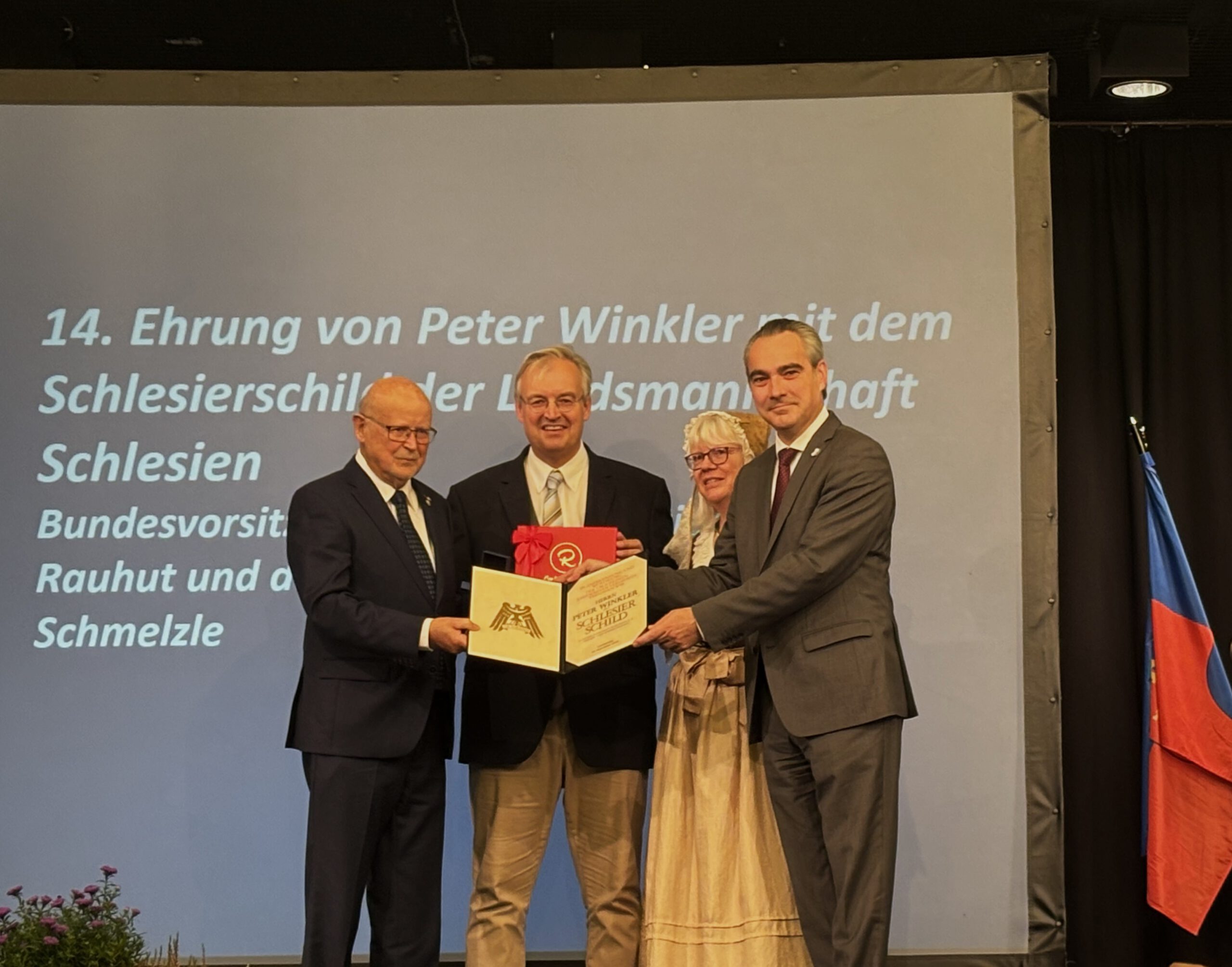 Peter Winkler mit dem Schlesierschild geehrt